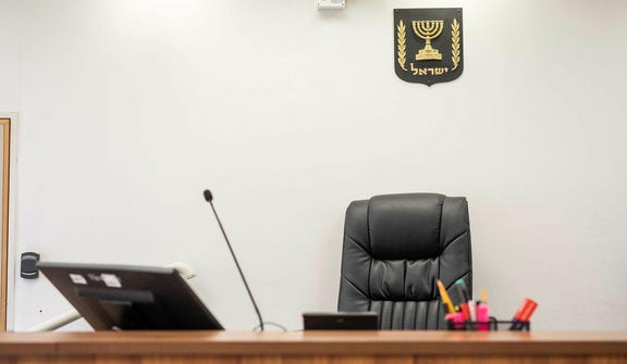 צילום: הדס פרוש בית הדין לעררים תל אביב
לכתבה של בר פלג
בית דין עררים
ת"א
תא
בית משפט
כיסא שופטת ריק אולם בית משפט
סמל המדינה
