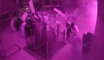 צילום ממצלמת אבטחה של נוסעים תופסים מחסה בנמל התעופה הבינלאומי בריאד לאחר שנפגע מטיל, בשבת
