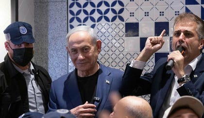 בנימין נתניהו עם אלי כהן, השבוע. נתניהו מתאים את שקריו לכל אירוע