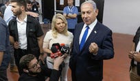 יונתן אוריך (למטה) עם בני הזוג נתניהו. נענשו בנשק שהפעילו. צילום: תומר אפלבאום יונתן אוריך (למטה) עם בני הזוג נתניהו. נענשו בנשק שהפעילו