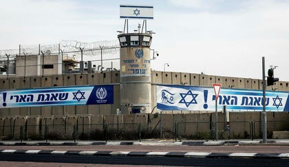כלא עופר. ישראל לא מאפשרת לצלב האדום לבקר אסירים פלסטינים וכך מונעת פיקוח על המתרחש