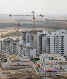 בנייה בנתיבות. ברבעון השני של השנה הסתמנה בבירור מגמת ירידה בהתחלות הבנייה. צילום: אילן אסייג בנייה בנתיבות. ברבעון השני של השנה הסתמנה בבירור מגמת ירידה בהתחלות הבנייה