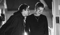 Oasis: Don't Look Back In Anger. המעריצים מתייחסים לפיוס בלהט דתי כמעט
