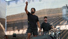 האחים צברי. האנטי שלהם הוא בתדר מוזיקלי ואנושי שיש בו הרגשה מפתיעה ומרוממת של אחדות. צילום: תומר אפלבאום האחים צברי. האנטי שלהם הוא בתדר מוזיקלי ואנושי שיש בו הרגשה מפתיעה ומרוממת של אחדות