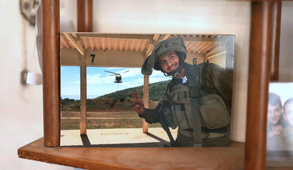 תמונה של גור קהתי בבית המשפחה. "אנחנו לא יורדים מהארץ, הארץ ירדה מאיתנו. מפה אפשר רק לעלות", אמרה מעין, אמו של גור, לרמטכ"ל