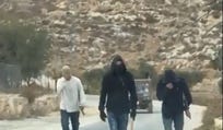 מתנחלים רעולי פנים ליד כלי הרכב של פעילים, באזור בו הותקפה המשלחת הדיפלומטית בכפר טייבה, היום. צילום: עמית אורפלי/תורת צדק מתנחלים רעולי פנים ליד כלי הרכב של פעילים, באזור בו הותקפה המשלחת הדיפלומטית בכפר טייבה, היום