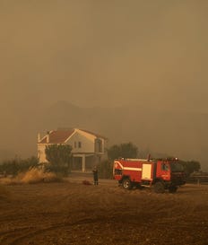 כוחות כיבוי מנסים להתשלט על שריפת יער ביוון, באוגוסט. צילום: בלומברג/Nick Paleologos כוחות כיבוי מנסים להתשלט על שריפת יער ביוון, באוגוסט