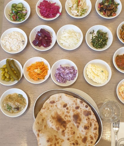 עבדאללה גריל. פתיחת שולחן מסחררת ובמרכזה הפיתה העיראקית