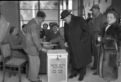 חיים ויצמן ורעייתו ורה מצביעים בבחירות לאסיפה המכוננת, 1949