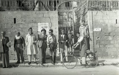 בוחרים ערבים מחוץ לקלפי, 1949