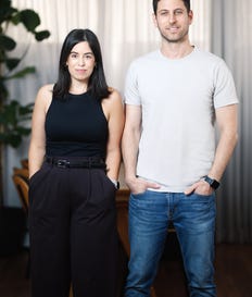 אור אבידוב (מימין) ומעיין סלום, מייסדי אלמנטרי דאטה. צילום: Biana Karou אור אבידוב (מימין) ומעיין סלום, מייסדי אלמנטרי דאטה