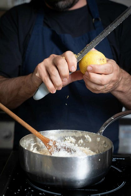 מוסיפים את גרידת הלימון
