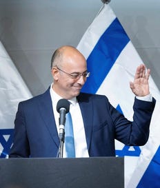 יועז הנדל (מימין) ופרופ' ירון זליכה. התוכניות הגרנדיוזיות לטיפול בבעיות עמוקות במשק גובלות בפנטזיה