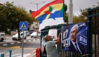 אדם תולה כרזת בחירות של הליכוד במג'דל שמס, השבוע. סווידא ונתניהו הם צימוד שעולה לא אחת בשיחות עם מצביעים דרוזים