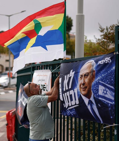 אדם תולה כרזת בחירות של הליכוד במג'דל שמס, השבוע. סווידא ונתניהו הם צימוד שעולה לא אחת בשיחות עם מצביעים דרוזים