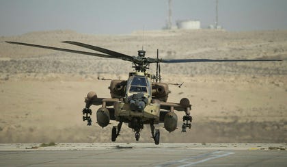 מסוק אפאצ'י של חיל האוויר. משרד הביטחון מוציא הזמנות בהיקפים של עשרות מיליארדי שקלים יותר מכפי שאושר לו. הוא עושה במודע אוברבוקינג, בטענה שחלק מההזמנות בסופו של דבר לא ייצאו לפועל. רק שהתוצאה היא חריגה אדירה מהתקציב
