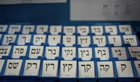 המרכז הלוגיסטי של ועדת הבחירות המרכזית בשוהם. חלק ממזכירי הקלפי סבורים שיתקשו לאכוף את האיסור