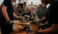 תור לחלוקת מזון של תוכנית המזון העולמי בדיר אל־בלח, שלשום. כמויות המזון המחולקות יקטנו באופן משמעותי