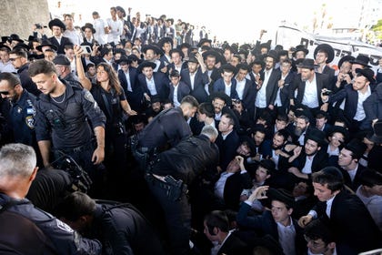 חרדים חוסמים את כביש 4 במחאה על מעצר עריקים, החודש