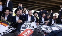 חרדים חוסמים את כביש 4 במחאה על מעצר עריקים, החודש