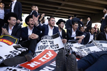 חרדים חוסמים את כביש 4 במחאה על מעצר עריקים, החודש