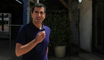 מסוודה יוצא מעדותו בלהב 433 בפרשת קטאר, באפריל 2025. זומן להעיד עם שני עיתונאים נוספים