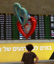 אולם מקבלי הפנים בנתב"ג, השבוע. "המדינה הזאת לא הולכת לכיוון חיובי", אמר איתי. צילום: תומר אפלבאום אולם מקבלי הפנים בנתב"ג, השבוע. "המדינה הזאת לא הולכת לכיוון חיובי", אמר איתי