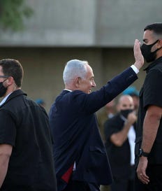 נתניהו בטקס סיום קורס קצינים, השבוע בבה"ד 1. מישהו בישראל מסכן טייסים בשביל להשיג מטרה פוליטית. מה עוד חדש. צילום: אילן אסייג נתניהו בטקס סיום קורס קצינים, השבוע בבה"ד 1. מישהו בישראל מסכן טייסים בשביל להשיג מטרה פוליטית. מה עוד חדש