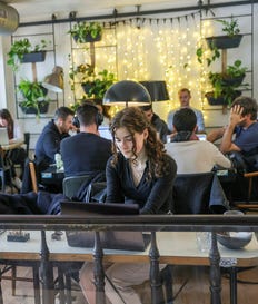 צעירים עם לפטופים בבית קפה (למצולמים אין קשר לכתבה). צילום: עופר וקנין צעירים עם לפטופים בבית קפה (למצולמים אין קשר לכתבה)