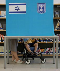 מצביעה בתל אביב ב-2022. "בשש שנים עשינו התמקצעות של 24 שנה, כי היו כל כך הרבה מערכות בחירות", אומרת הילה ישעיהו ממשמר הבחירות האזרחי. צילום: Oded Balilty / AP מצביעה בתל אביב ב-2022. "בשש שנים עשינו התמקצעות של 24 שנה, כי היו כל כך הרבה מערכות בחירות", אומרת הילה ישעיהו ממשמר הבחירות האזרחי