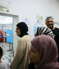 מצביעים בקלפי בטייבה, אתמול. גם ניסיונות הטעיה ושיבושים שדווחו לא מנעו מאזרחים ערבים להצביע. צילום: מוטי מילרוד מצביעים בקלפי בטייבה, אתמול. גם ניסיונות הטעיה ושיבושים שדווחו לא מנעו מאזרחים ערבים להצביע
