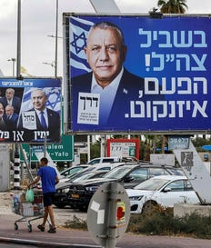 שלטי בחירות בקריית מלאכי, השבוע. צילום: Amir Cohen/רויטרס שלטי בחירות בקריית מלאכי, השבוע