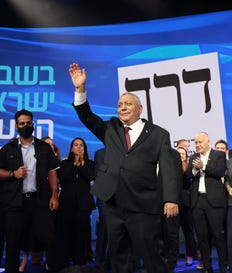 פותחת